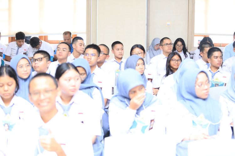 Beri Materi di MPLS SMA Labschool, Kadiv Humas Berikan Motivasi Hadapi Bonus Demografi